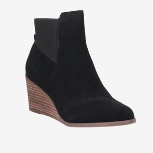 Tom’s Sadie Black Suede Wedge Ankle Boot Size 10 zippered Stretch Goring